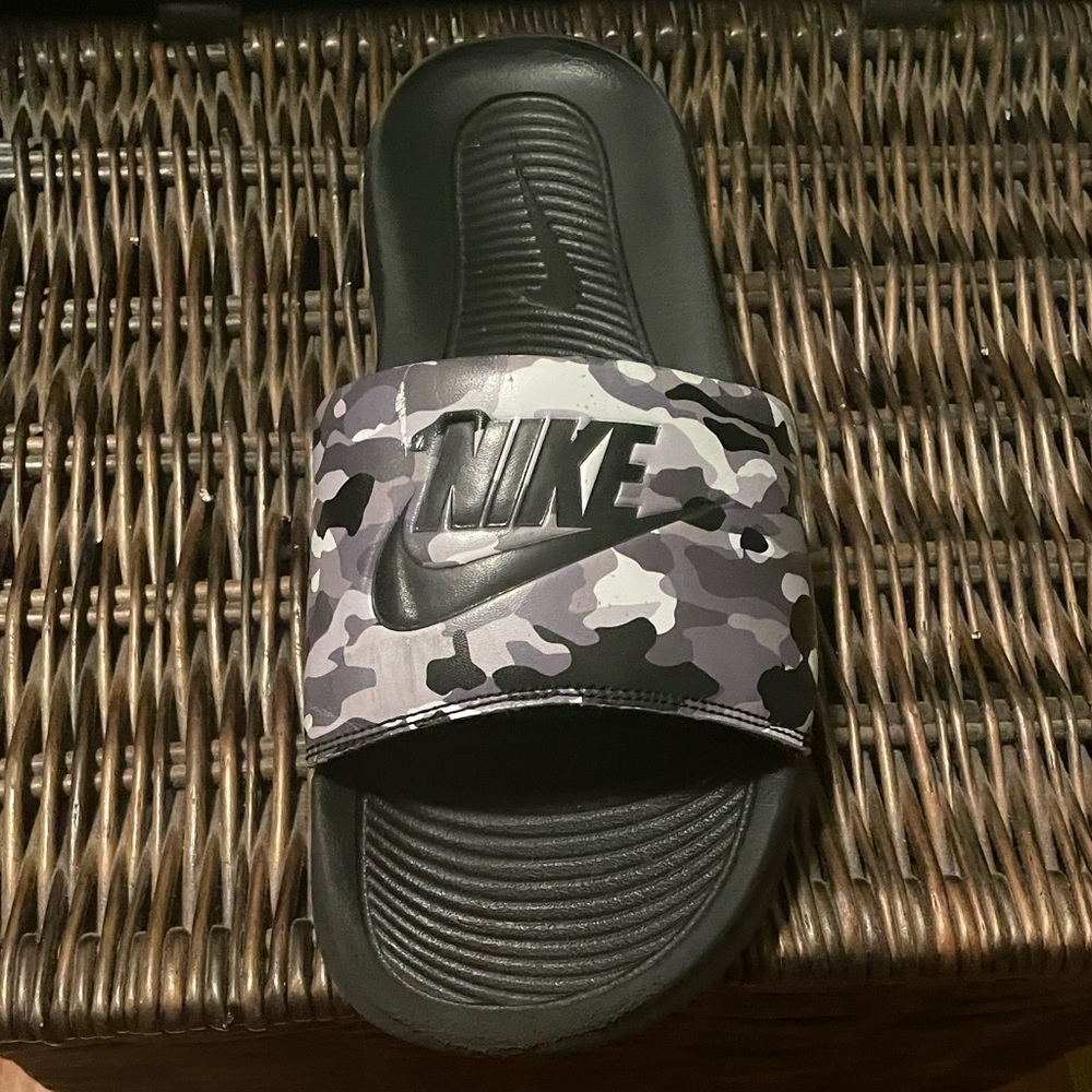 Nike MEN Victori One Slide Print Black/BlackGrey FOG CAMO